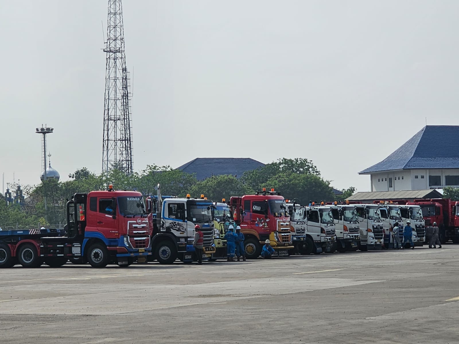 Mandala fleet lineup with crew, Balikpapan