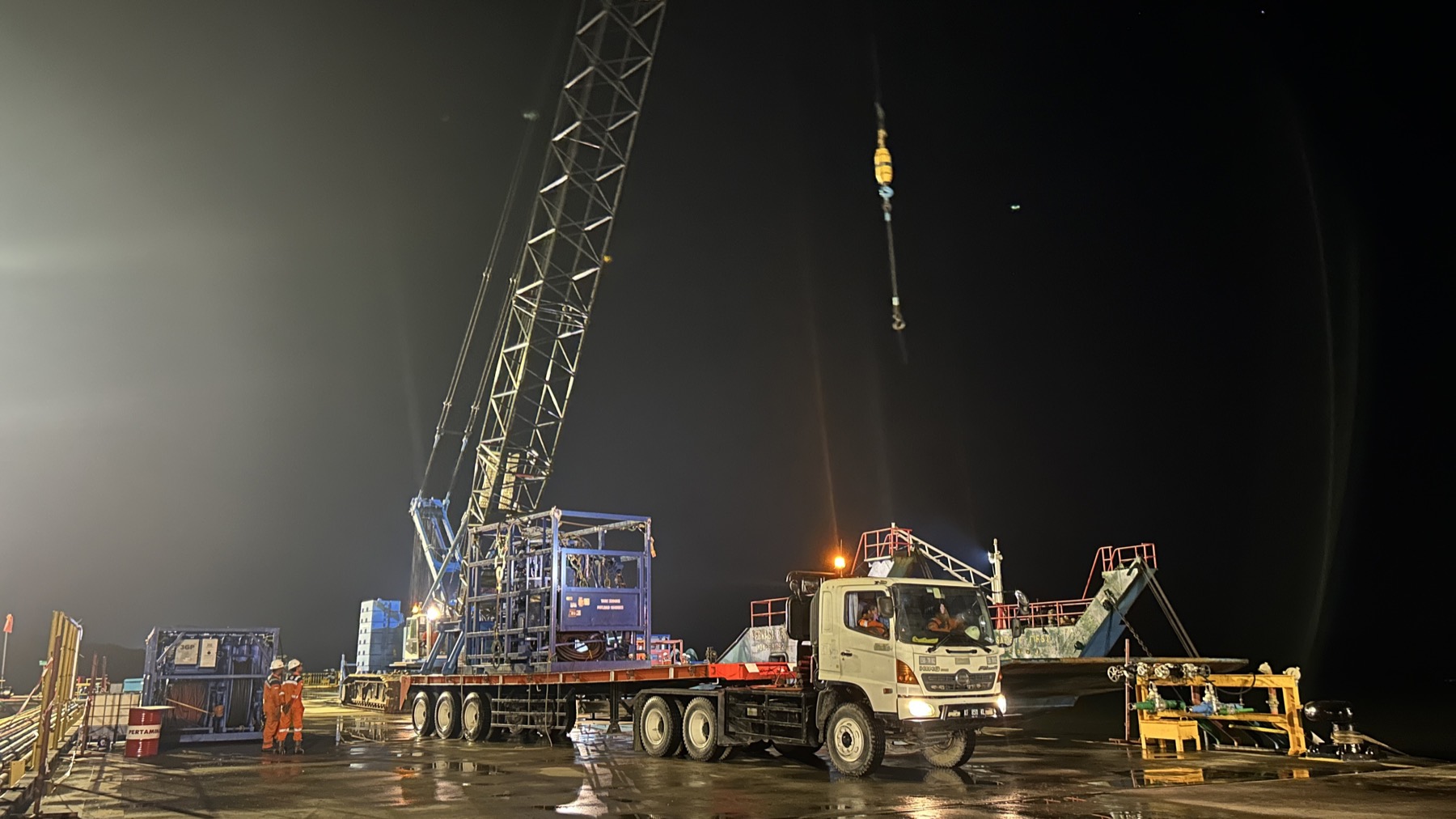 Night heavy-lift onto Mandala flatbed at the quay